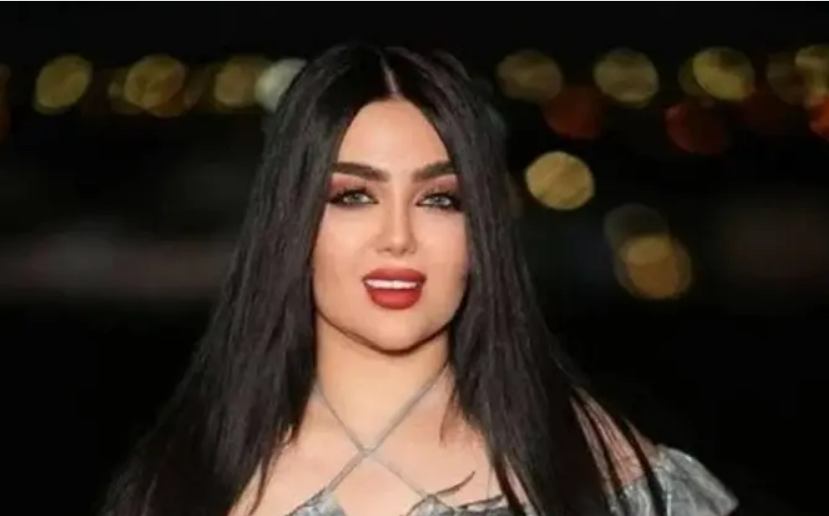 آية الياباني تموت في نحت الخصر